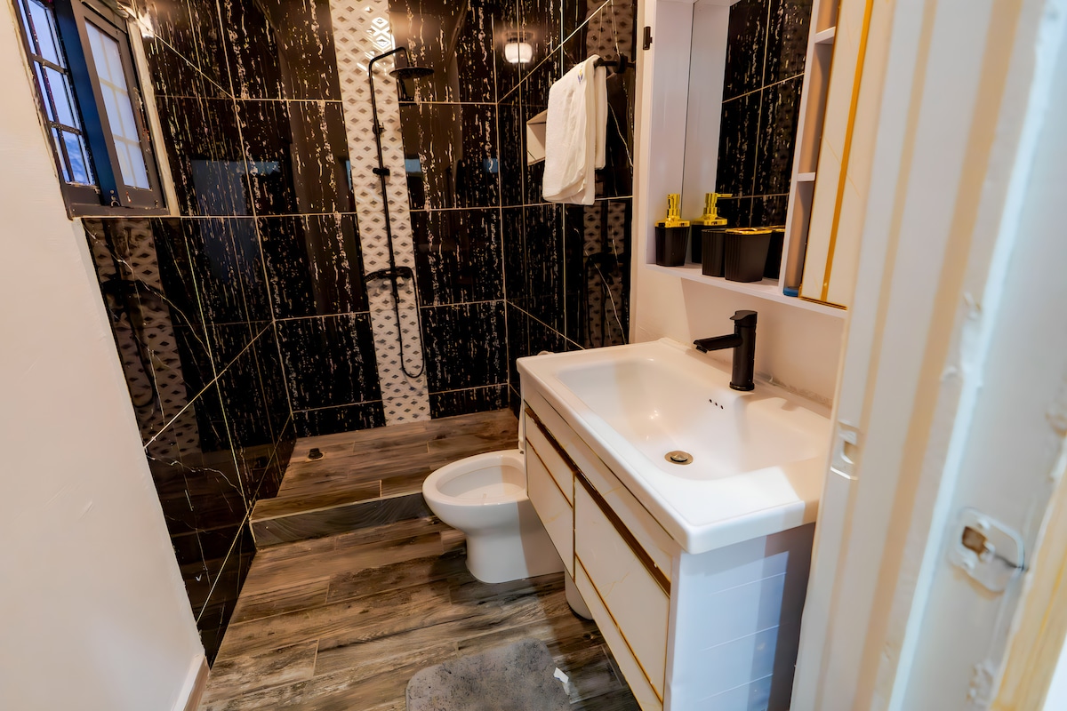 Full bathroom image 1