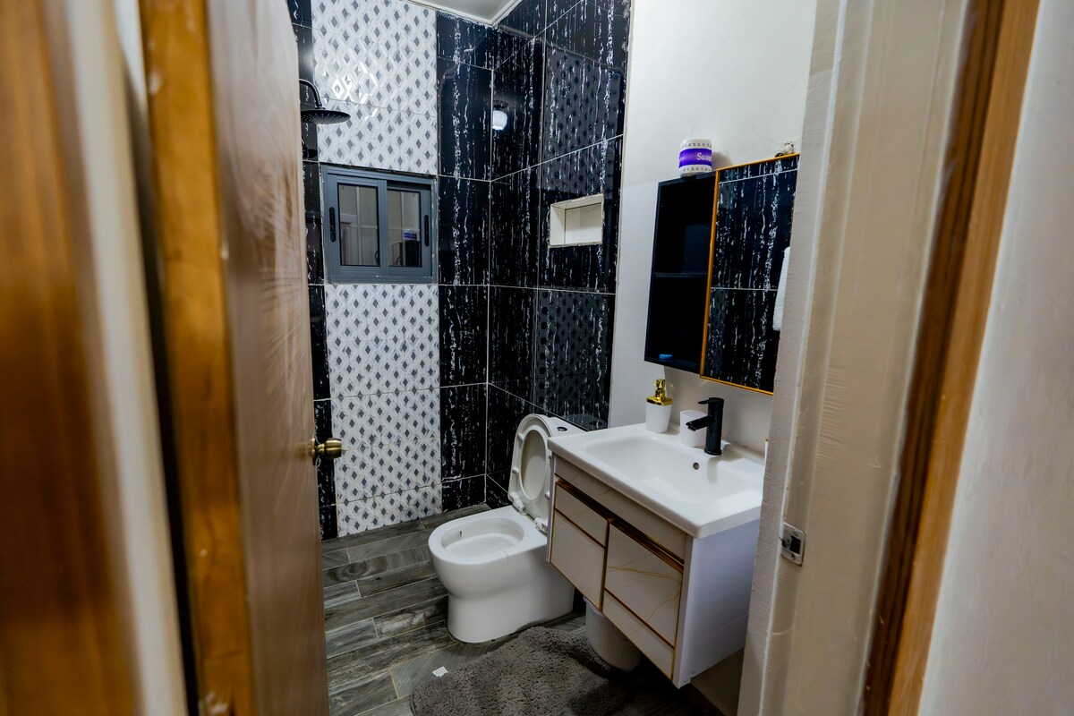 Half bathroom image 1