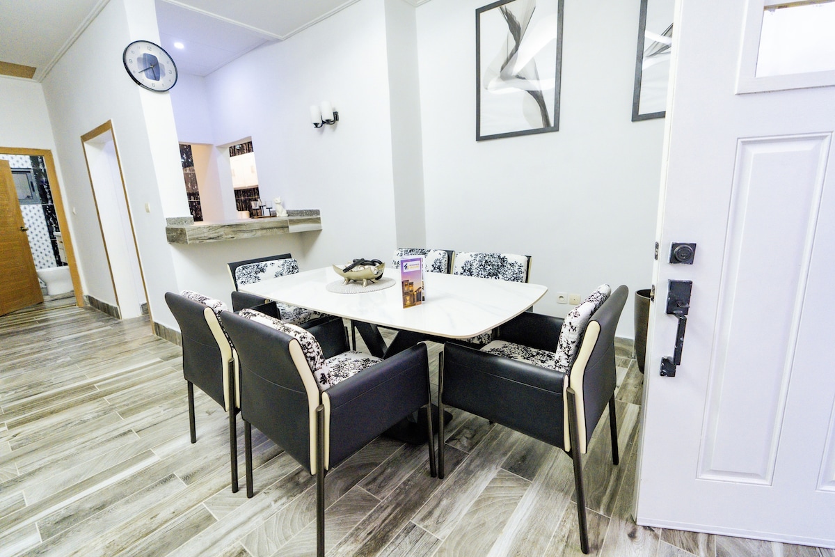 Dining area image 1