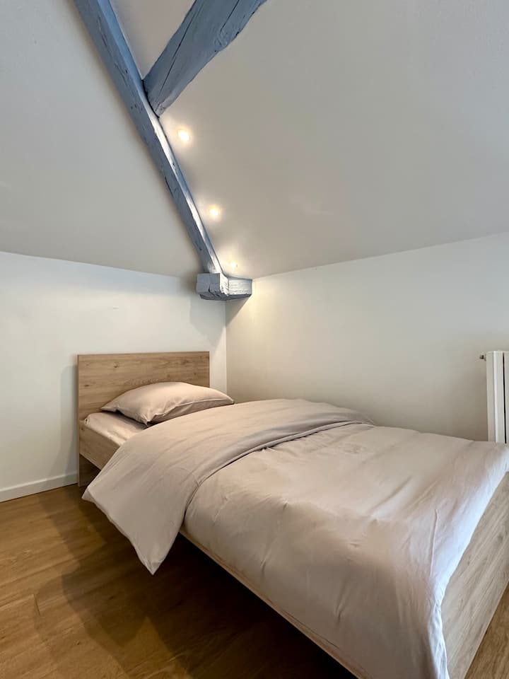 Lexo një vend në mes të rrugës. 