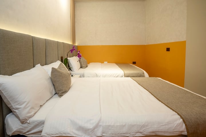 Dormitorio con cama tamaño queen + cama doble para familias o grupos.