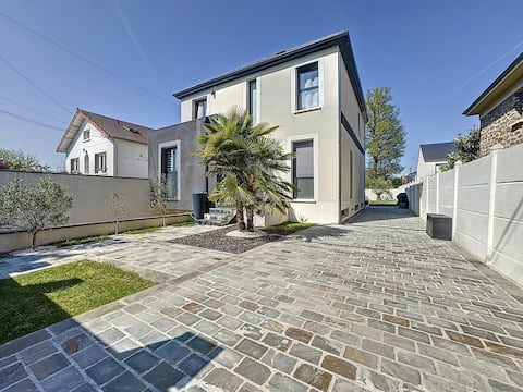 Prestigious villa near Paris