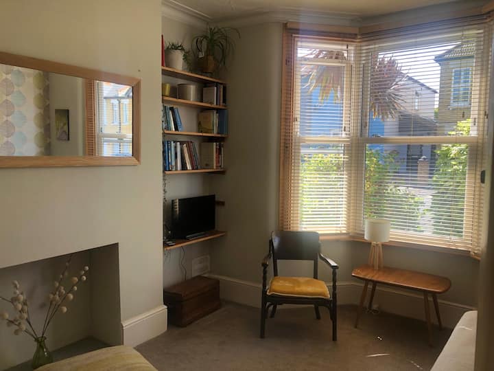 Cosy, Central 1 Bedroom Flat + Sofa Bed & Parking - Southend-on-Sea