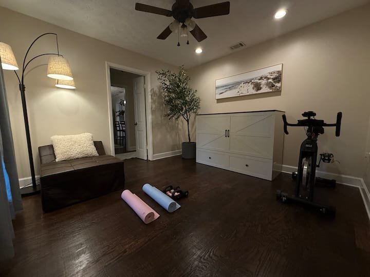 Queen Murphy საწოლი და ორადგილიანი გამოსაწევი ოსმალური, სრული ზომის სარკე, სავარჯიშო აღჭურვილობა, კარადა