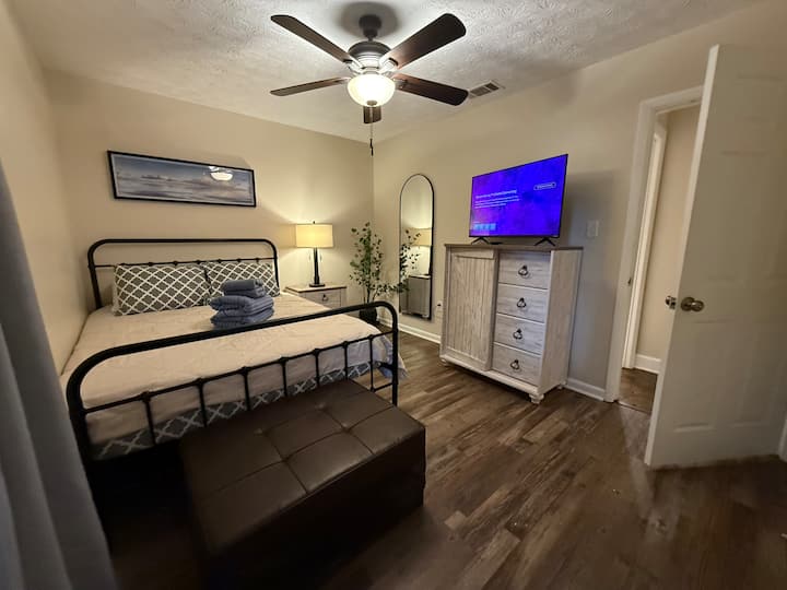 Ორადგილიანი საწოლი, ორადგილიანი გამოსაწევი ოსმალური, ტელევიზორი, სრული ზომის სარკე და კარადა