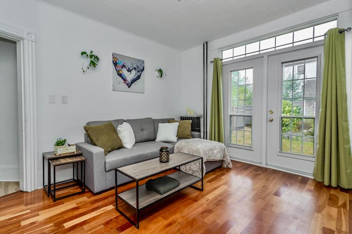The Victorian House 2 Bedroom Downtown Apt - Cape Breton Island