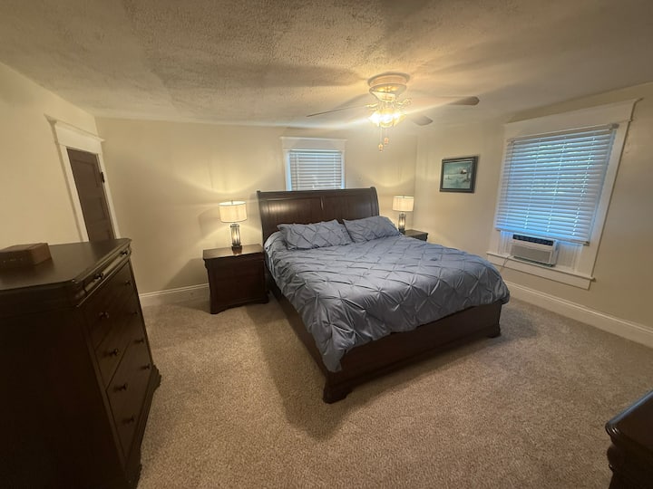 Hoofdslaapkamer met supercomfortabel kingsize bed en grote inloopkast.  Bijzettafels en bedverlichting met meerdere USB-stekkers voor draagbare apparaten. Er zijn raam-airconditioners voor gebruik tijdens de warmere maanden en kamerverduisterende jaloezieën aanwezig.