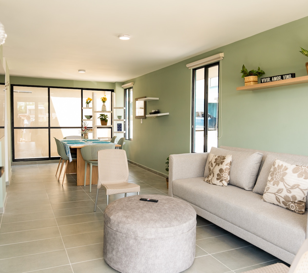 Prostrani dnevni boravak i blagovaonica dizajnirani su za vašu udobnost. Uživajte kao obitelj na udobnom kauču na razvlačenje ispred televizora ili dijelite ukusne obroke u prostranoj blagovaonici, savršenom mjestu za napuniti baterije tijekom posjeta Quindíu