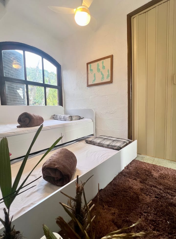 الطابق الثاني. سريران مفردان وحمام خاص. 