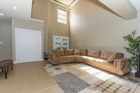 Top Airbnb: Group/Family Trip Luxury Home in Mc Conachie