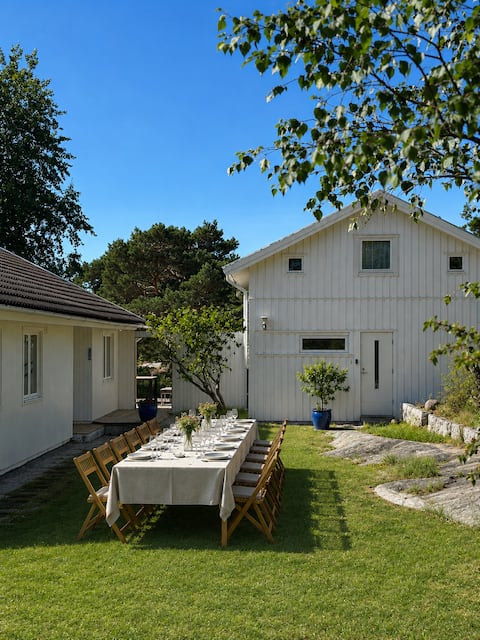 Two houses in the yard, 300 meters to the lake