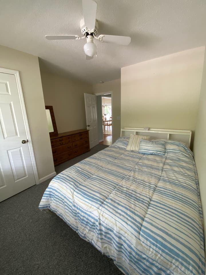 חדר שינה 2: מיטת קווין, שידה, ארון.