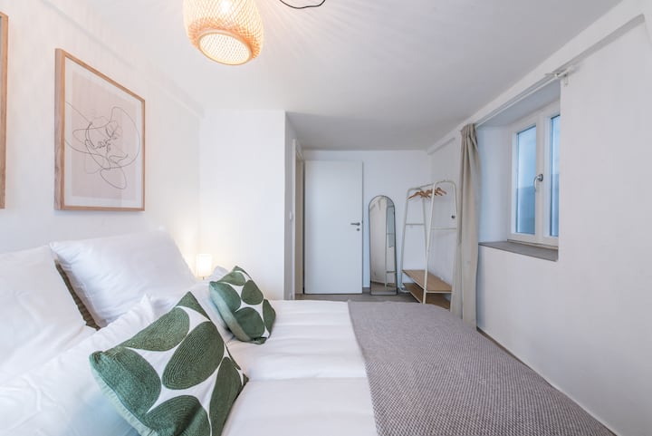 Una cama tamaño king con somier 180x200 te invita a soñar. 