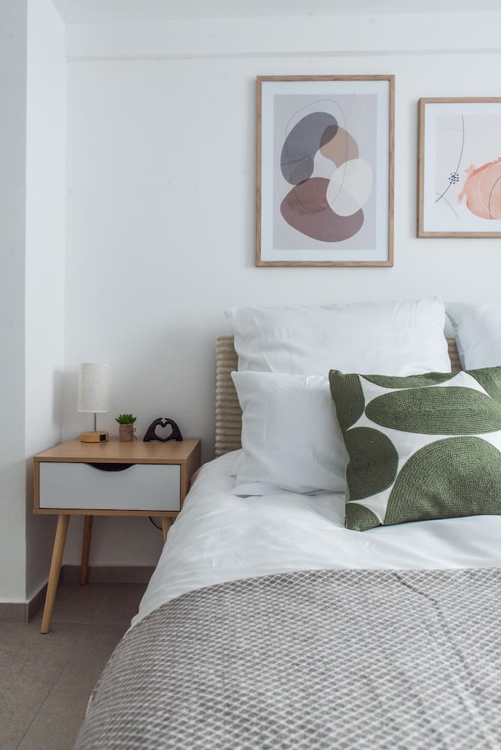 ¡Una cama de somier de 160x200 cm con lámparas inteligentes de noche, así como las almohadas y sábanas más cómodas para ayudarte a dormir a la perfección!