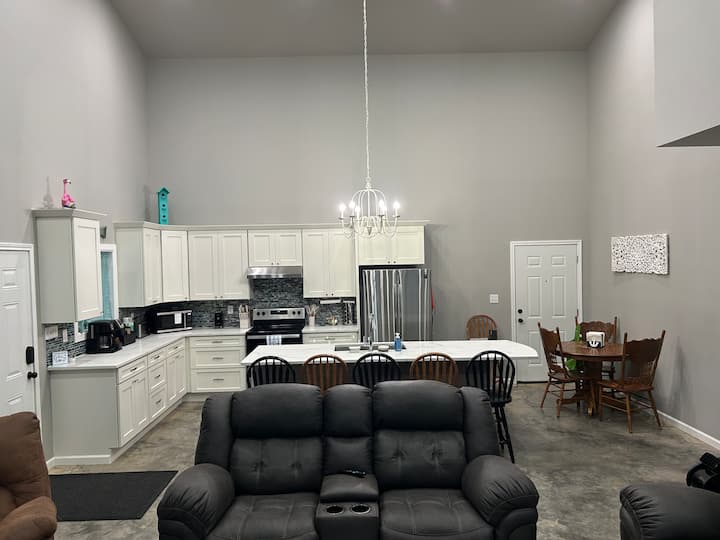 Lake Retreat | Sleeps 10 | Fishing & Pool Table