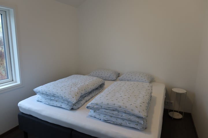 Dormitorio 2: perfecto para familias o amigos, con camas que se pueden juntar fácilmente como una cama doble o separar como camas individuales.