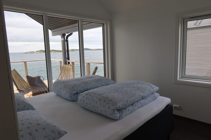 Dormitorio principal: Despiértate con el sonido de las olas y las vistas panorámicas desde la cama.