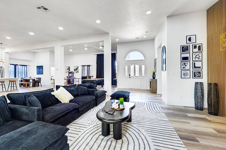 LuXURY! 7BR private Pickleball. gallery image 5