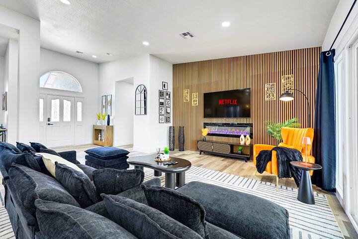 LuXURY! 7BR private Pickleball. gallery image 3