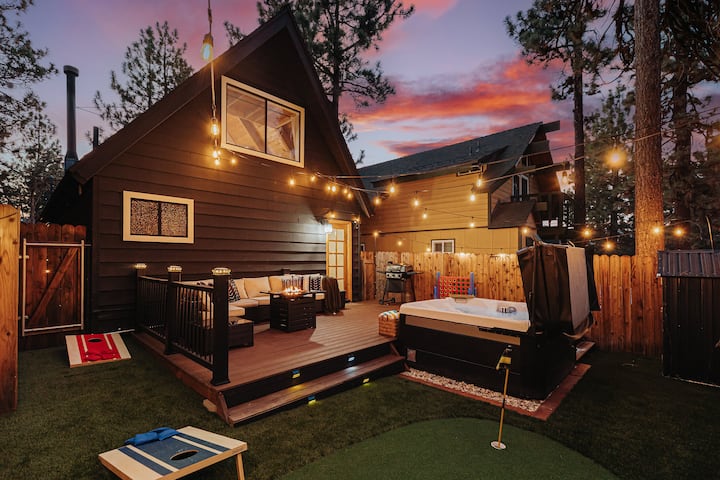 Backyard Deck at Sunset (hot tub, fire pit, sofa, lights)
✨ Your private mountain retreat — hot tub, fire pit & string lights for unforgettable nights.