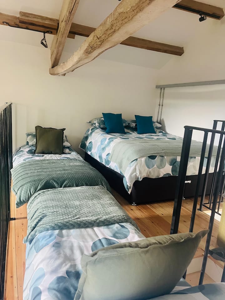 Настанява до 4 души