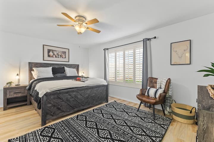 Голема приватна спална соба со поглед на задниот двор од вашиот кревет. Сенки и завеси за затемнување на собата. Премиум постелнина и станици за полнење покрај креветот. Покрај бањата со тоалет, 4 врати од плакарот, монтиран 55-инчен телевизор во собата.  