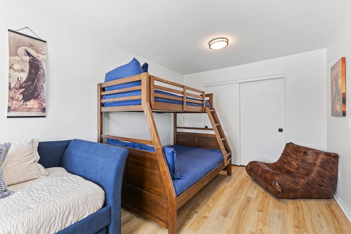 Носите тим? Имаме соба за децата. 3 близнаци и кревет со целосна големина. столови за седење на подот и телевизор за видеоигри или гледање на нивните омилени серии. 