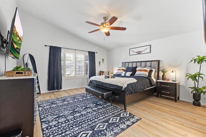 Голема приватна главна спална соба со поглед на базенот од вашиот кревет. Премиум постелнина и станици за полнење покрај креветот. Главна бања прикачена со осветлени огледала, туш и када што впива вода. Голема прошетка во плакарот. На ѕидот е монтиран 55-инчен телевизор. 