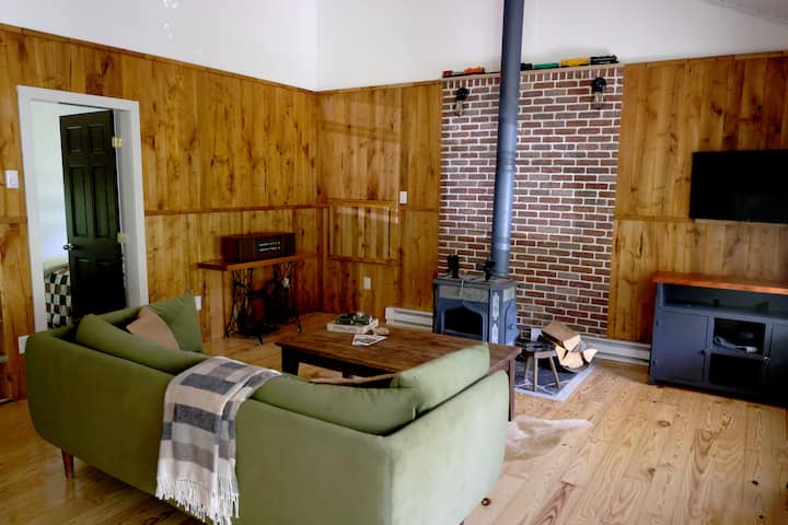 Cozy Couples Retreat W/ Pond And Fireplace - Leeds, NY