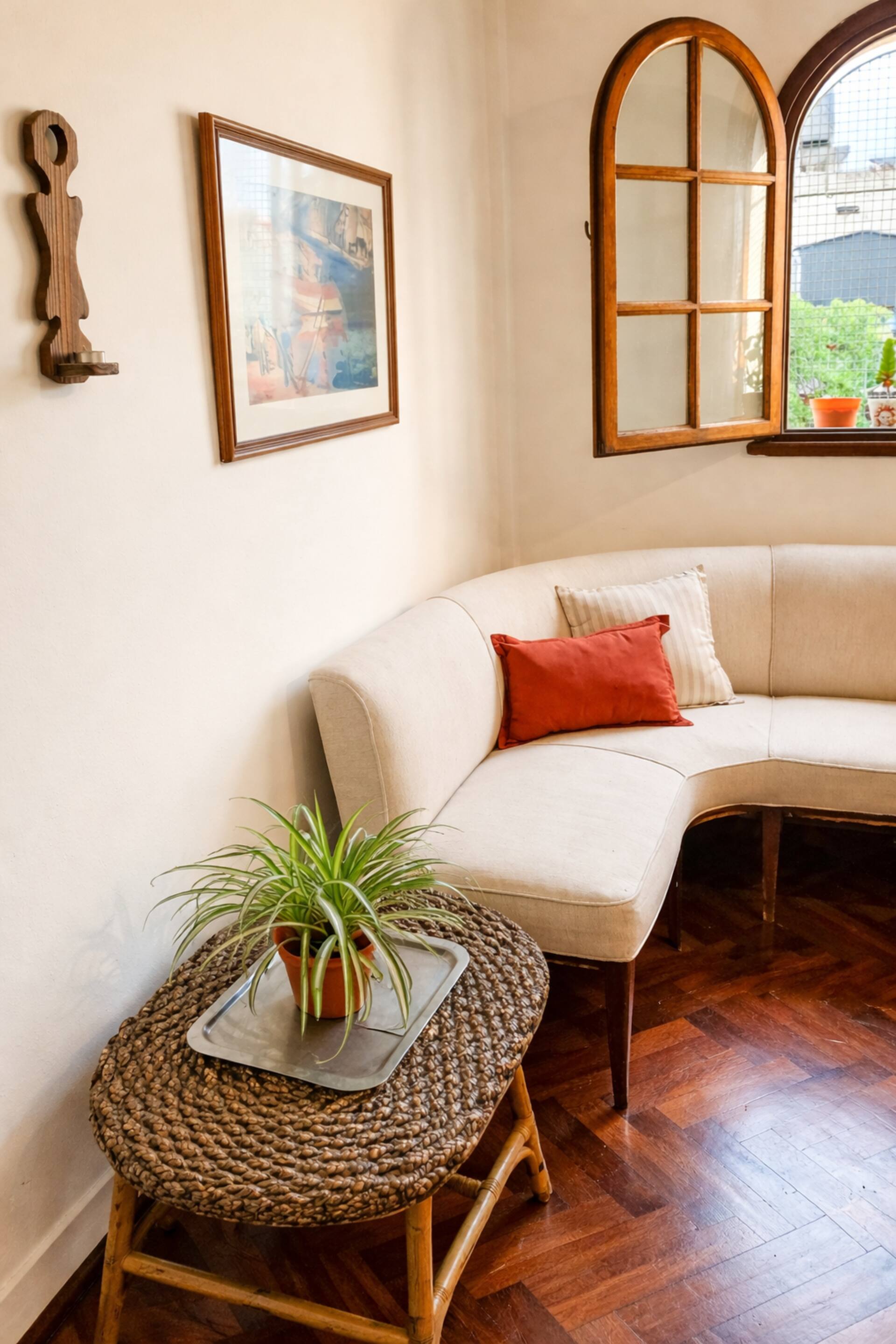 Room in shared apartment for one woman in Monserrat