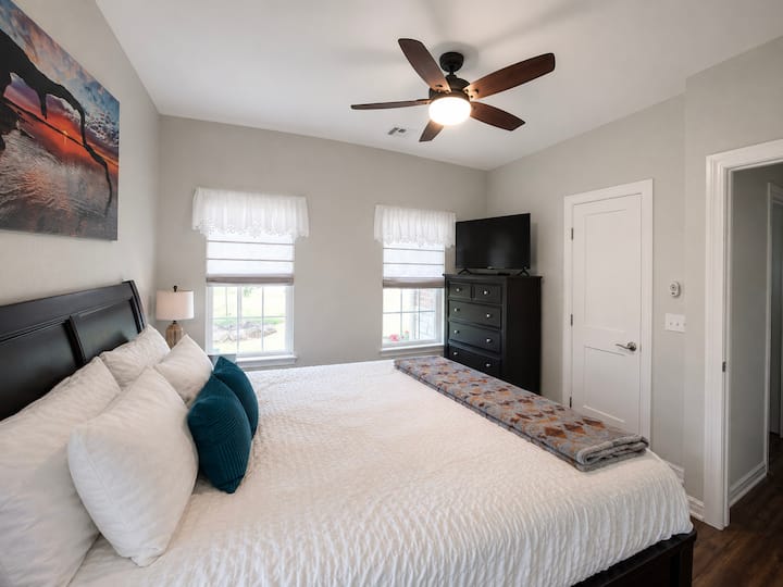 Relaxing Space w/ New Serta King Bed (TV provided)