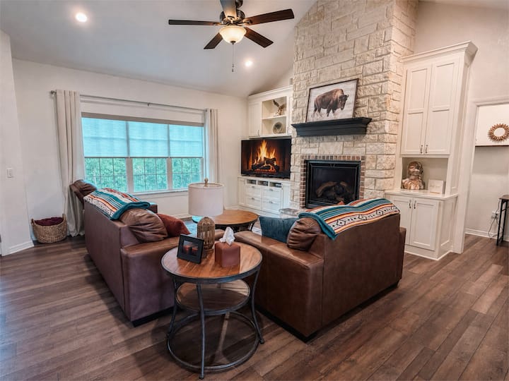 Spacious Luxurious living area. Queen Sofa Sleeper. (Great size TV to watch a Movie or a Game)