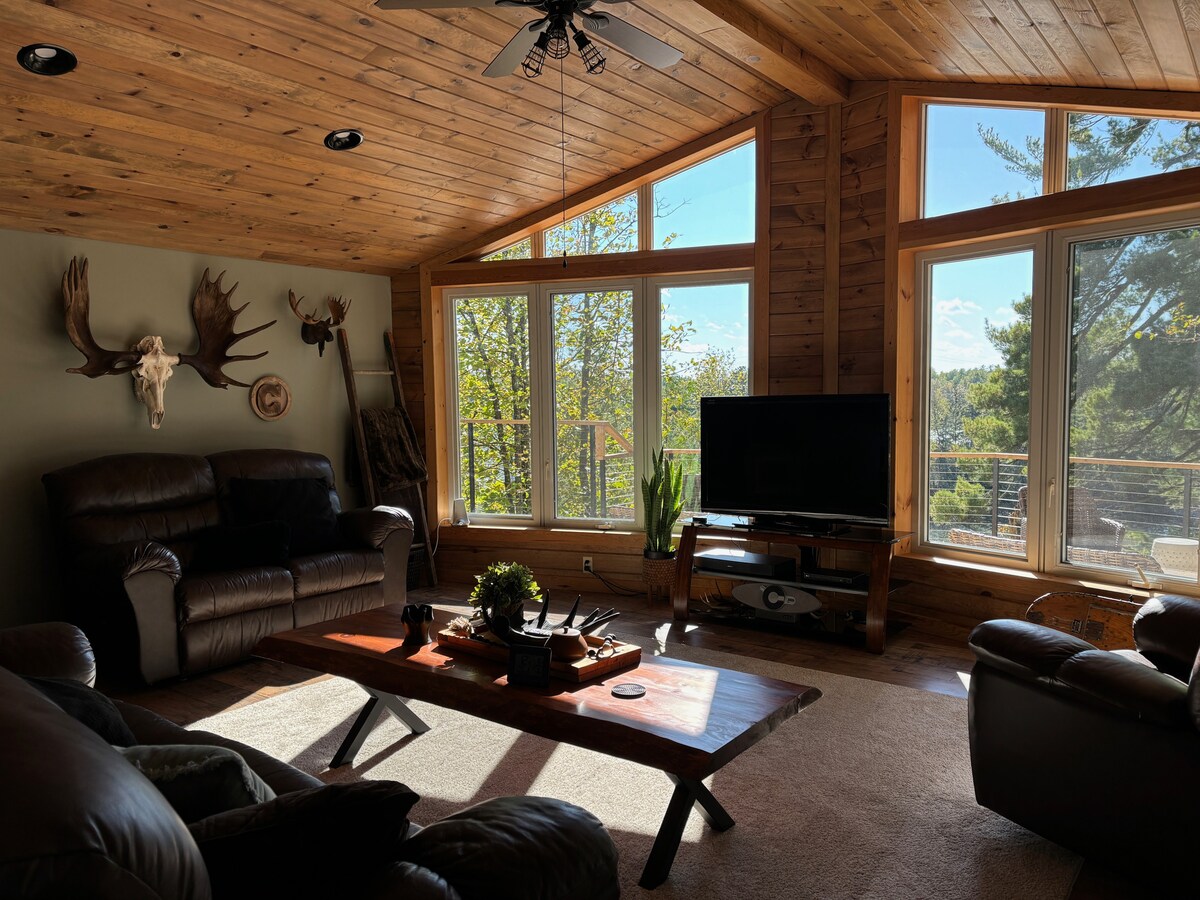 დაისვენეთ ჩვენს მყუდრო მისაღებ ოთახში, რომლიდანაც განსაცვიფრებელი ხედები იშლება! იდეალურია ოჯახის წევრებთან შეკრებისთვის ან მშვიდი დასვენებისთვის