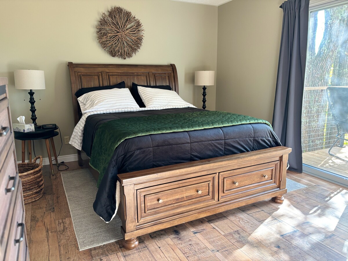 Დაისვენეთ და განიტვირთეთ ჩვენს მყუდრო საძინებელში, კომფორტული საწოლითა და ელეგანტური დეკორით. Დატკბით მშვიდი ძილით