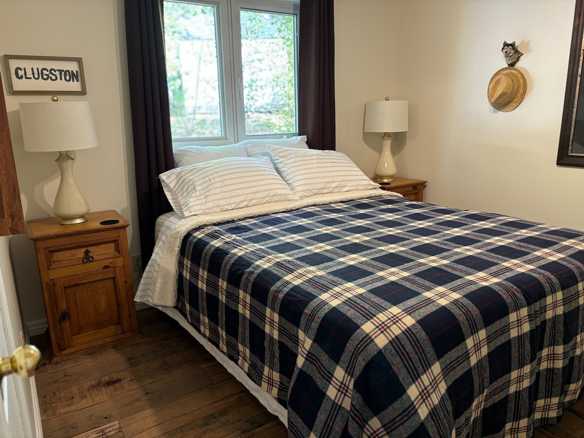 ამ საცხოვრებელში დაგხვდებათ მყუდრო საძინებელი კომფორტული საწოლით და მშვიდი გარემო დასასვენებლად