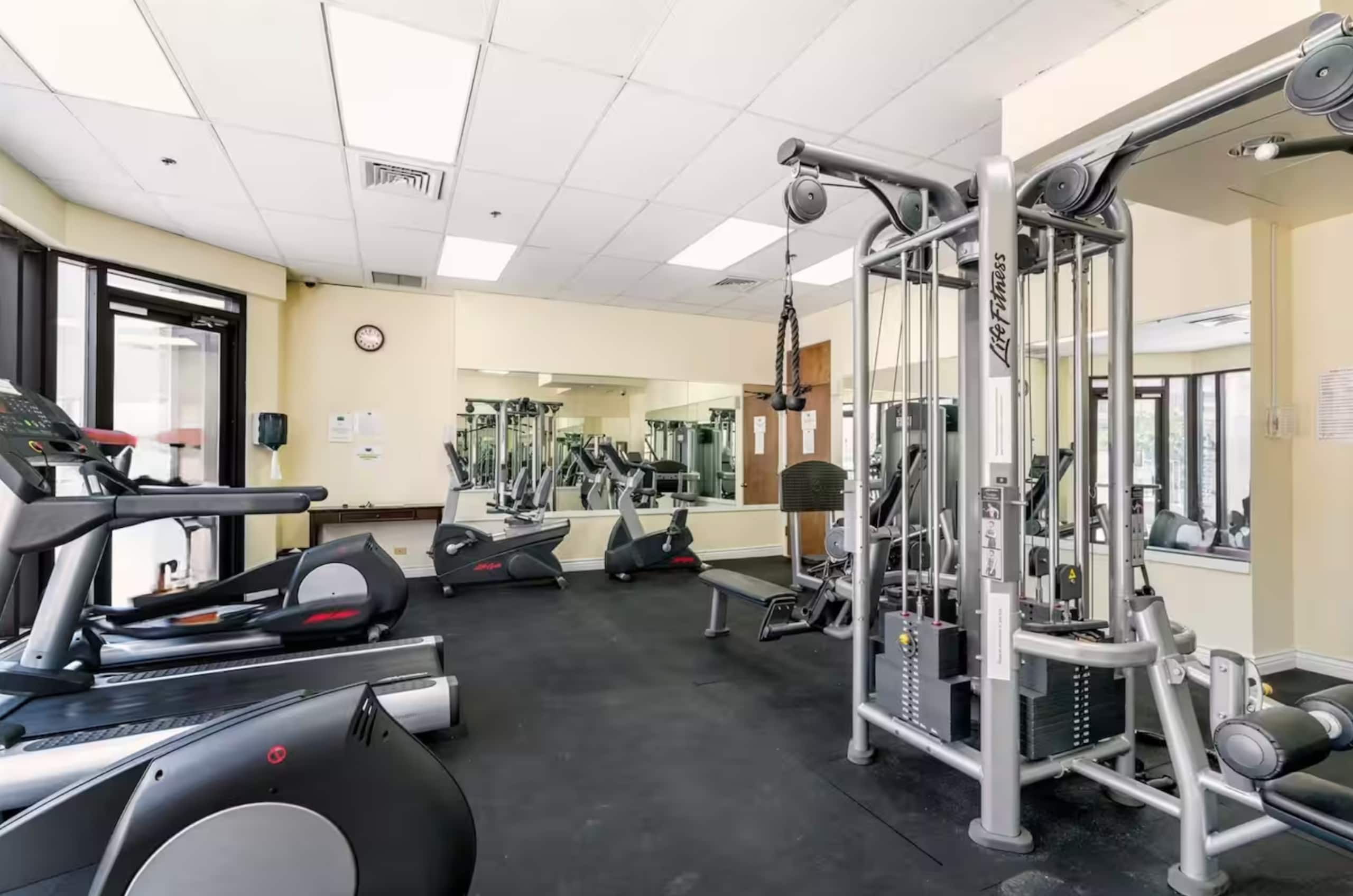 Condo in Honolulu · ★4.97 · Studio · 1 bed · 1 private bath - Image 32