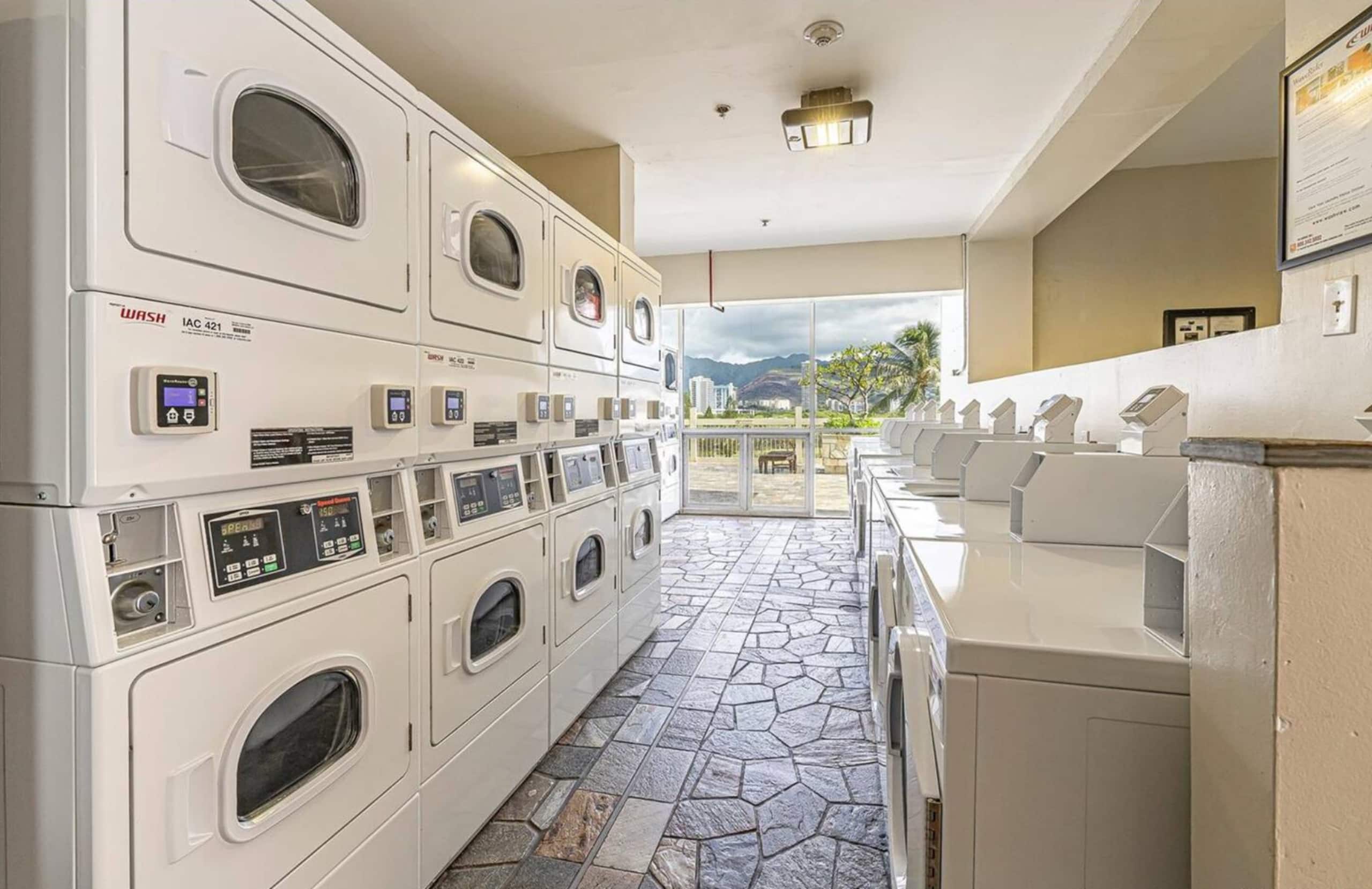 Condo in Honolulu · ★4.97 · Studio · 1 bed · 1 private bath - Image 31
