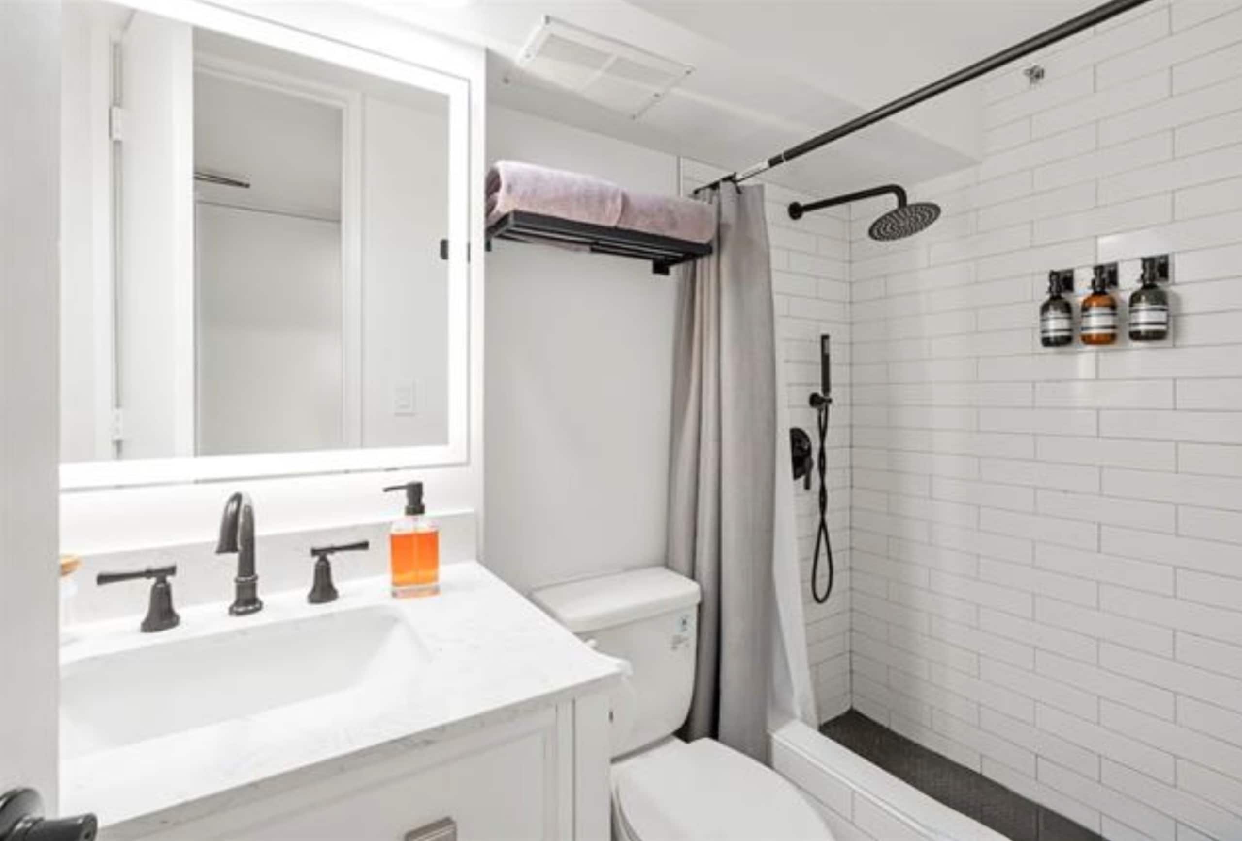Condo in Honolulu · ★4.97 · Studio · 1 bed · 1 private bath - Image 7