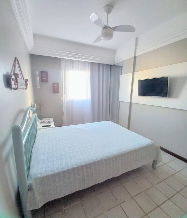 Suite Casal avec télévision connectée, placard, miroir complet, ventilateur de plafond et belle vue sur la mer. Vérifier la disponibilité du linge de maison avec l'hôte.