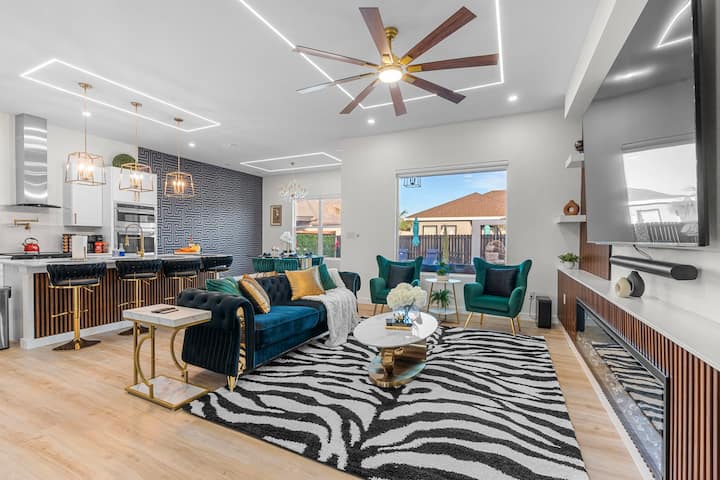 New Lux 3br W/htd Pool/spa|minigolf|firepit|100"tv - Edinburg, TX