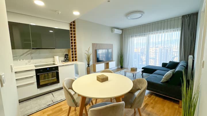 Diamond Apt • 1BR Skyline View