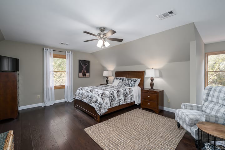 Upstairs , shares the bathroom with the bunk/kids room
