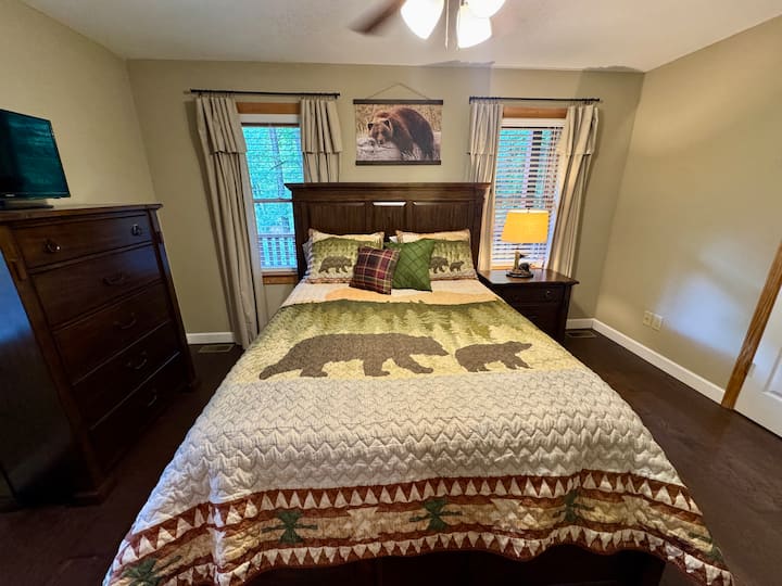Master bedroom, main level, en-suite bathroom
