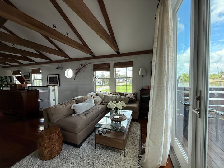 Love Shack, The Waterfront Loft - Houma, LA