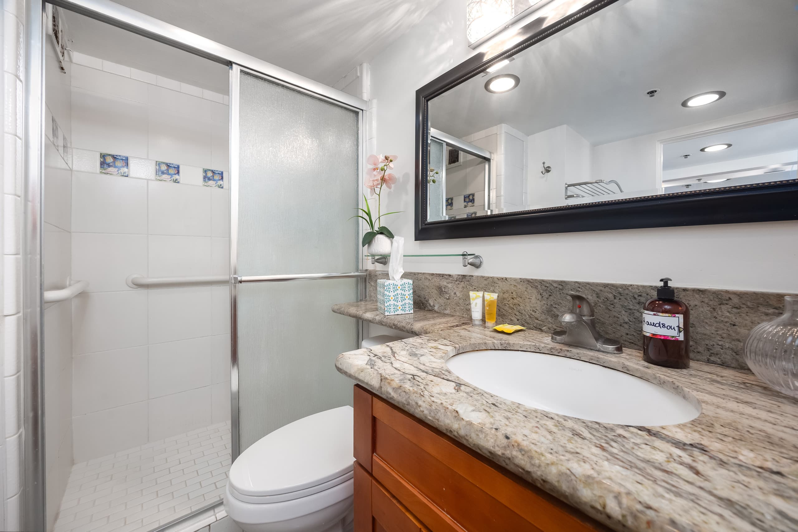 Condo in Honolulu · ★4.86 · Studio · 3 beds · 1 bath - Image 5