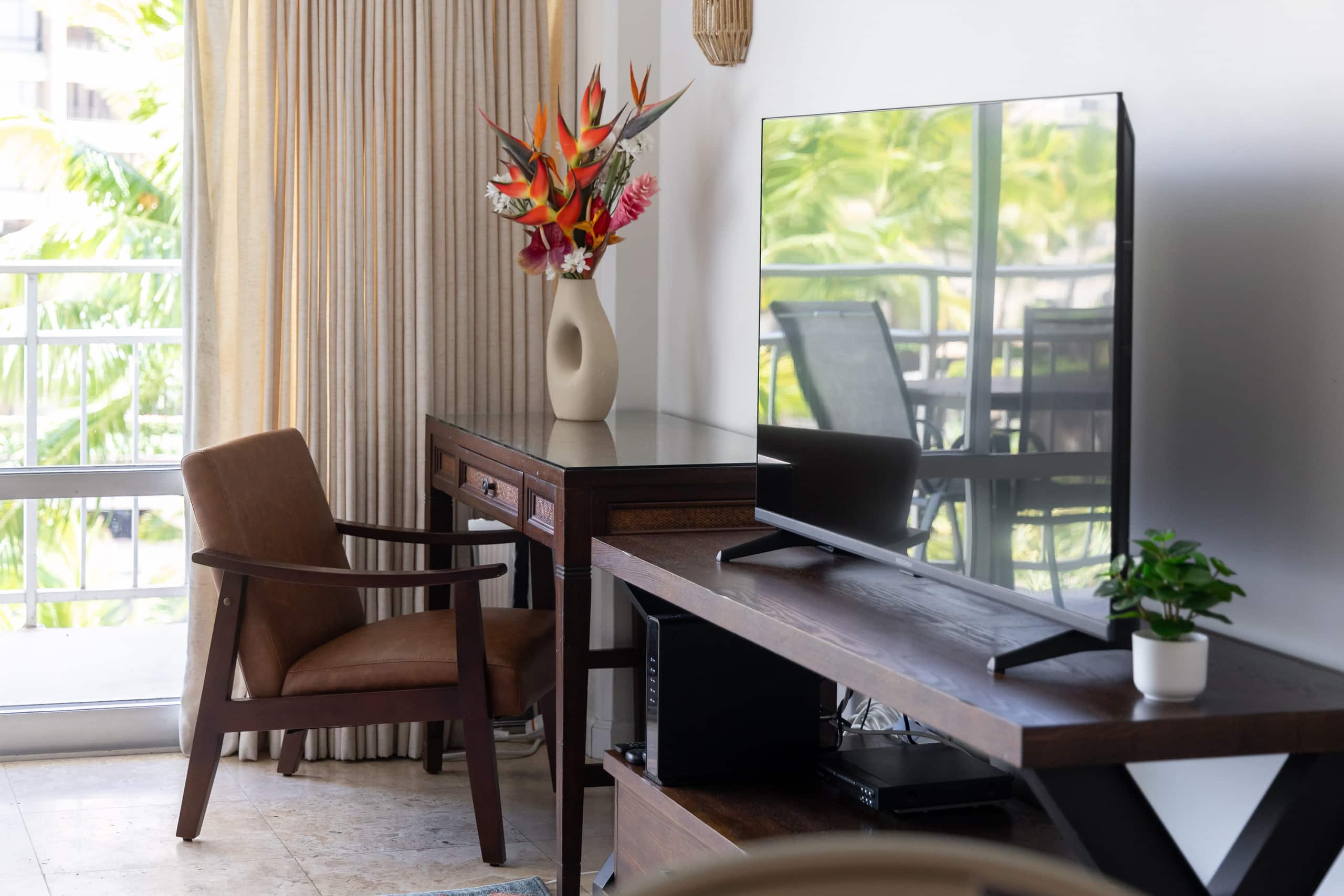 Condo in Honolulu · ★4.86 · Studio · 3 beds · 1 bath - Image 43