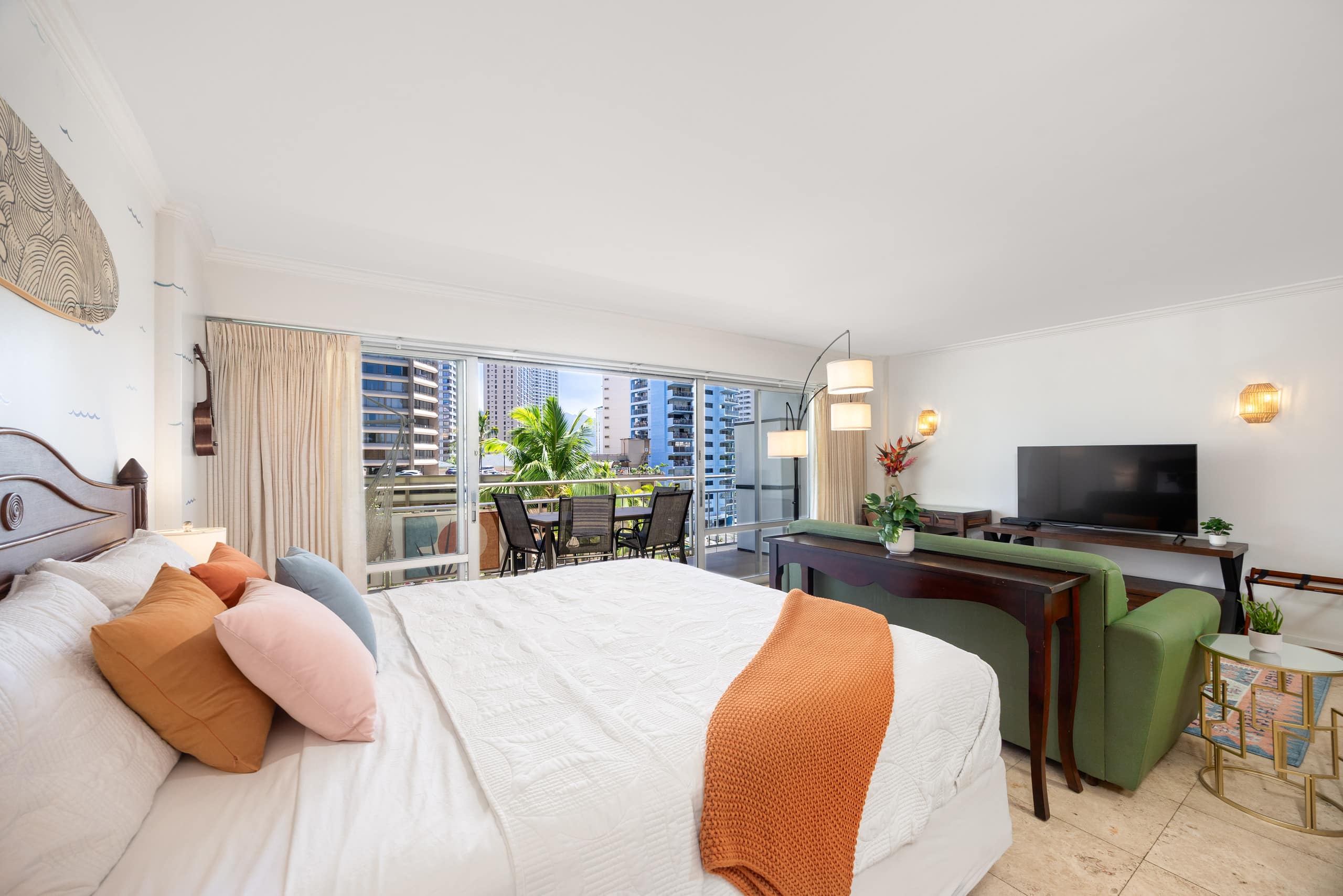 Condo in Honolulu · ★4.86 · Studio · 3 beds · 1 bath - Image 14
