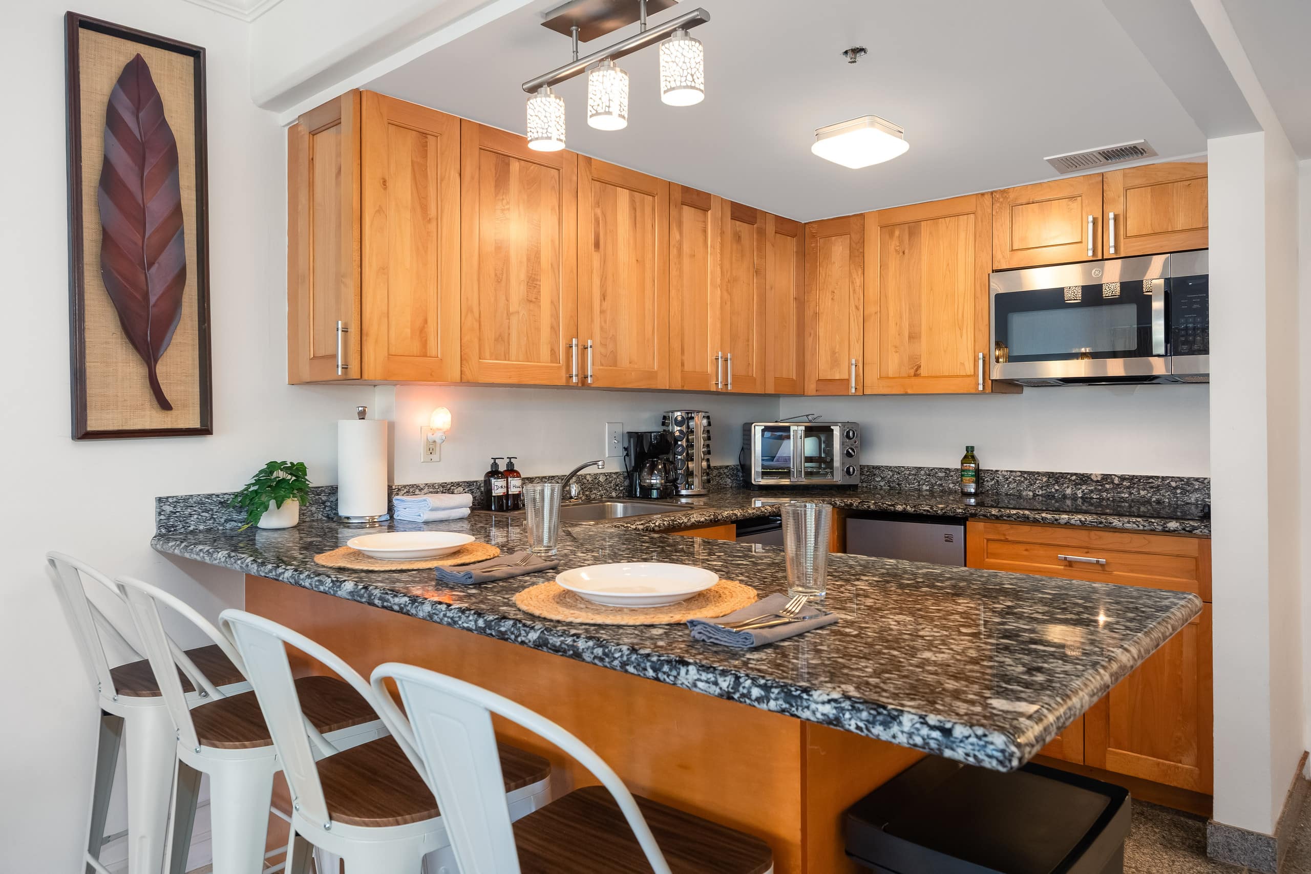 Condo in Honolulu · ★4.86 · Studio · 3 beds · 1 bath - Image 4