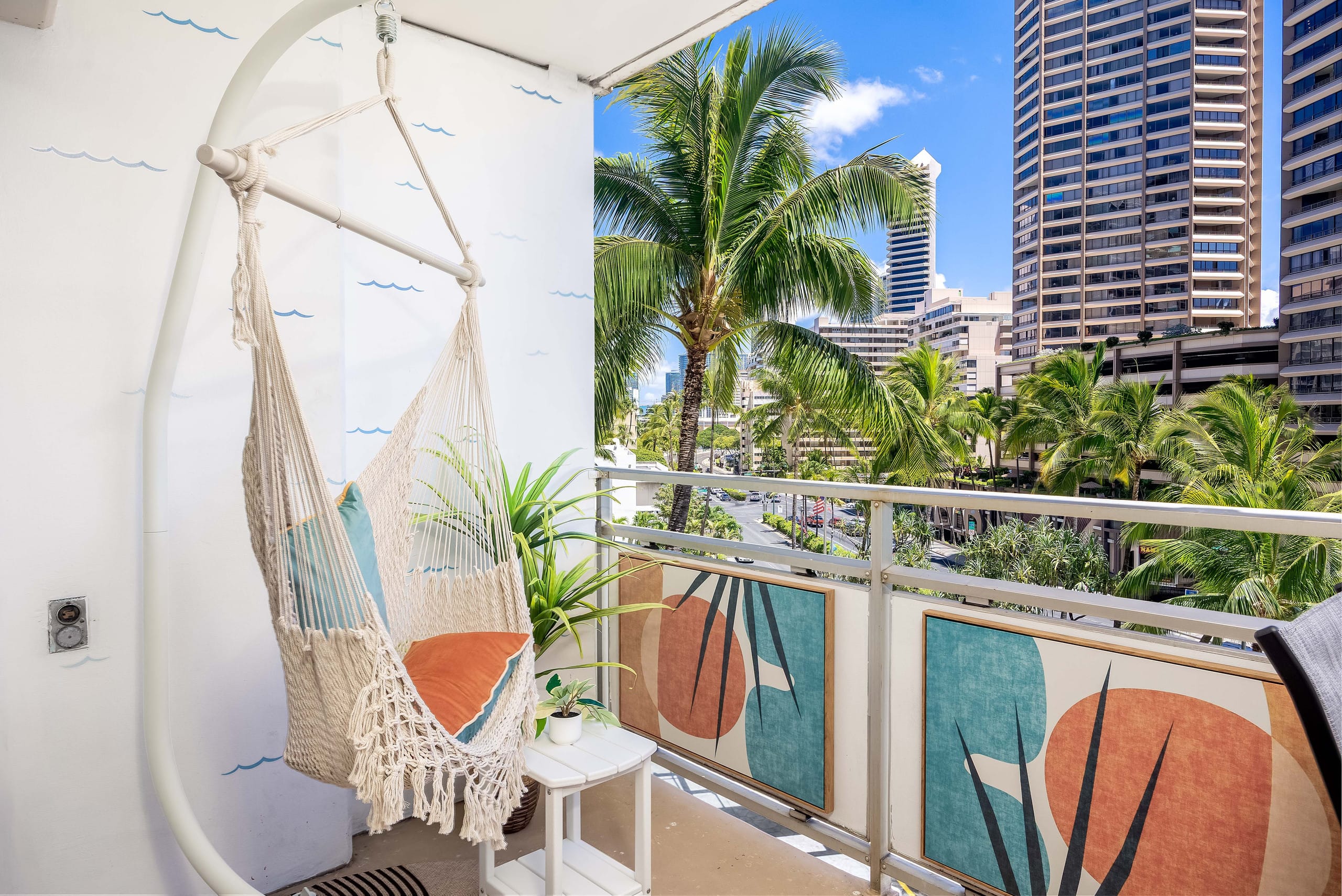 Condo in Honolulu · ★4.86 · Studio · 3 beds · 1 bath - Image 3
