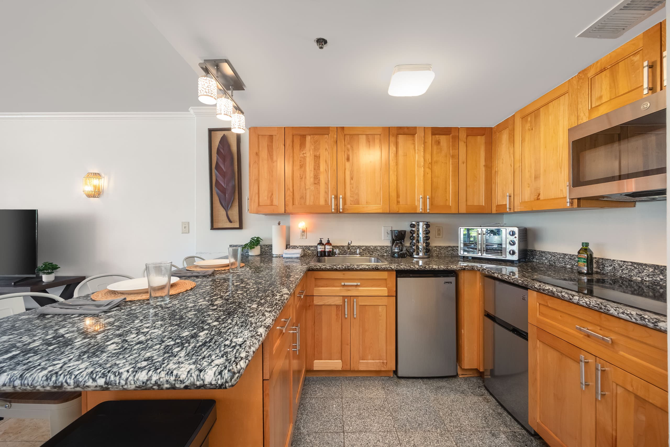 Condo in Honolulu · ★4.86 · Studio · 3 beds · 1 bath - Image 23